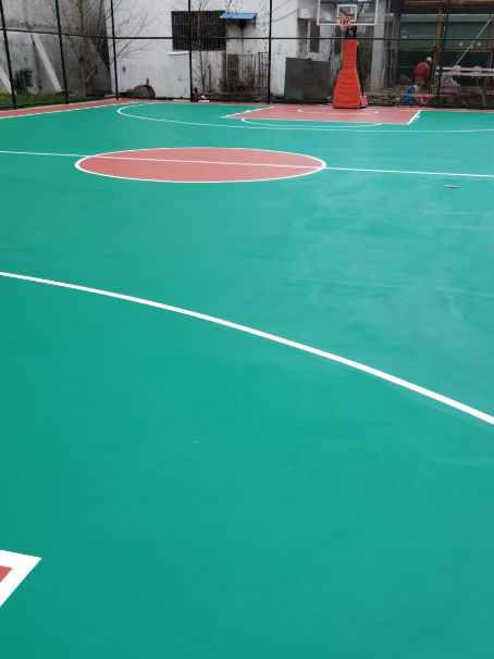 兴隆 球场长期使用易出现地面开裂